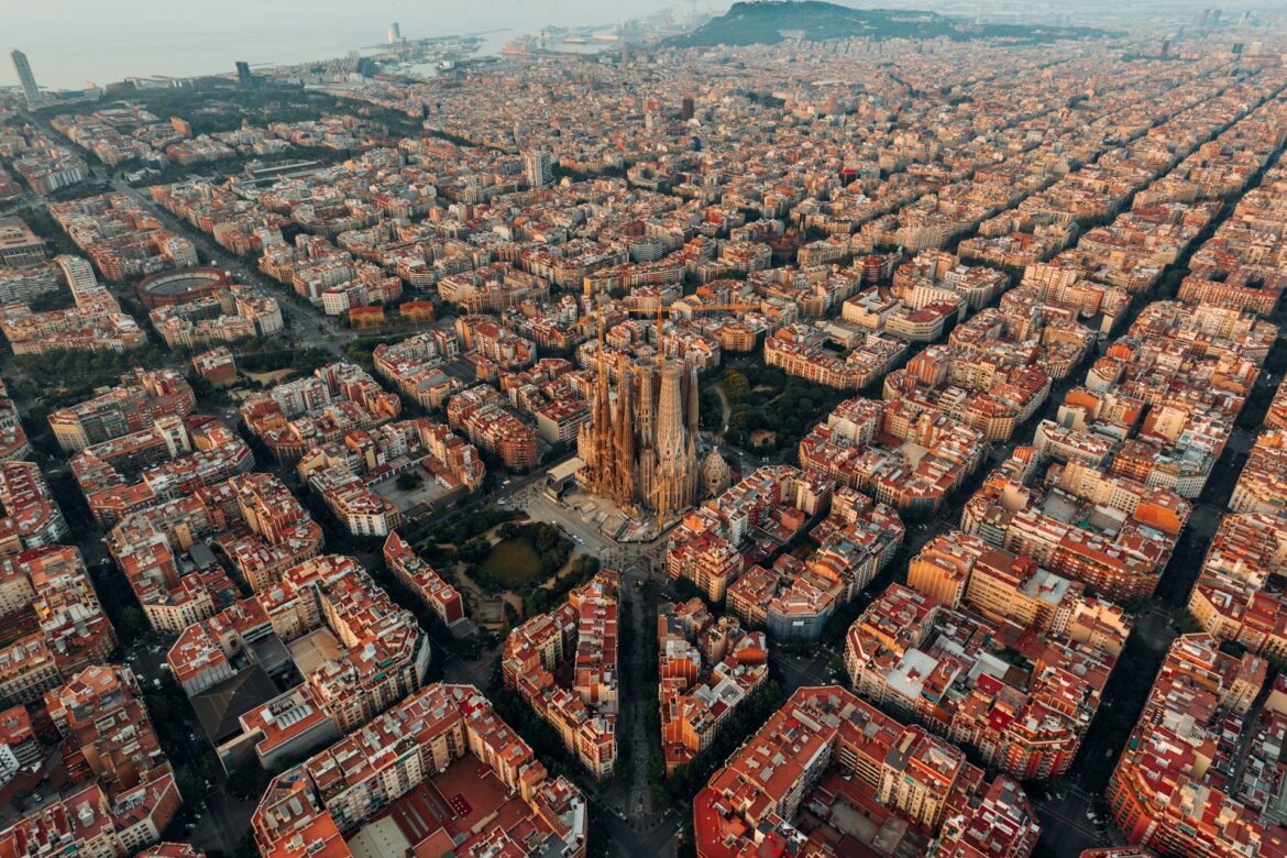 logan-armstrong-hVhfqhDYciU-unsplash barcelona