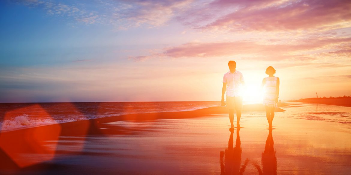 royal-holiday-silueta-enamorados-en-la-playa