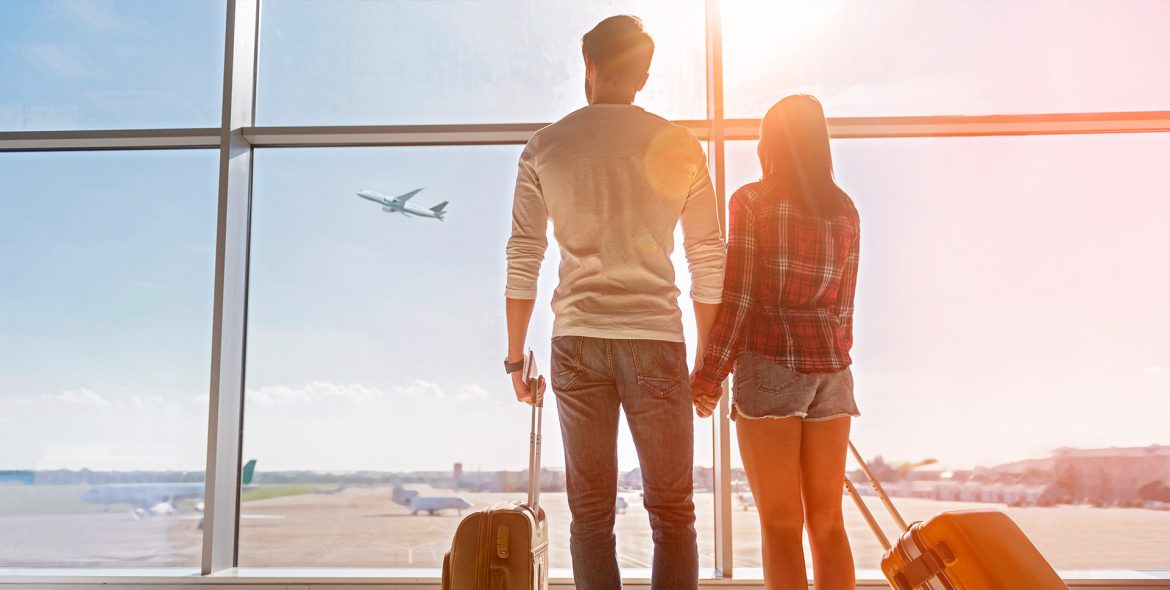 royal-holiday-pareja-aeropuerto