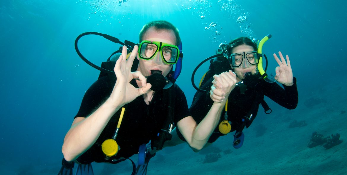 royal-holiday-pareja-buceo