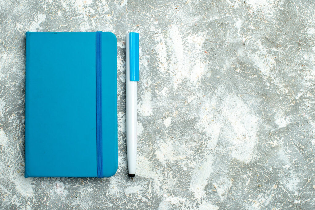 libreta y pluma